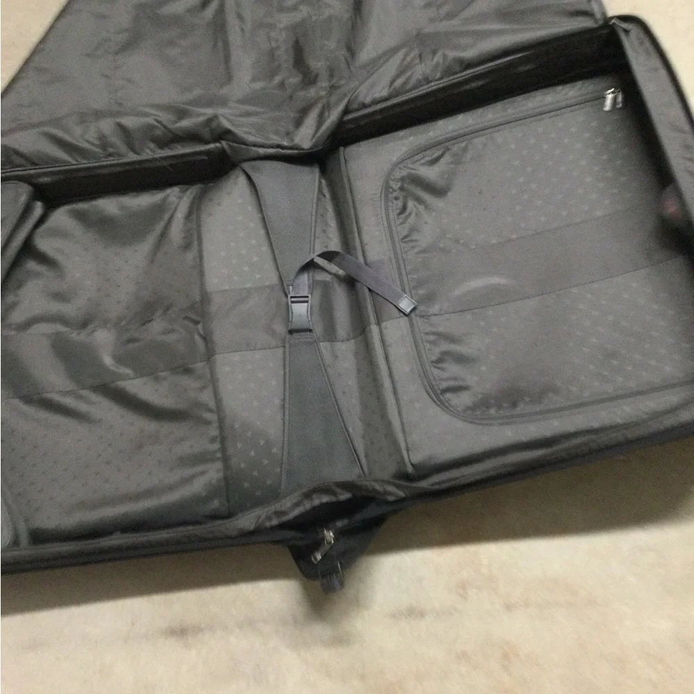 Classic Black Rolling Travel Suitcase - Unbranded